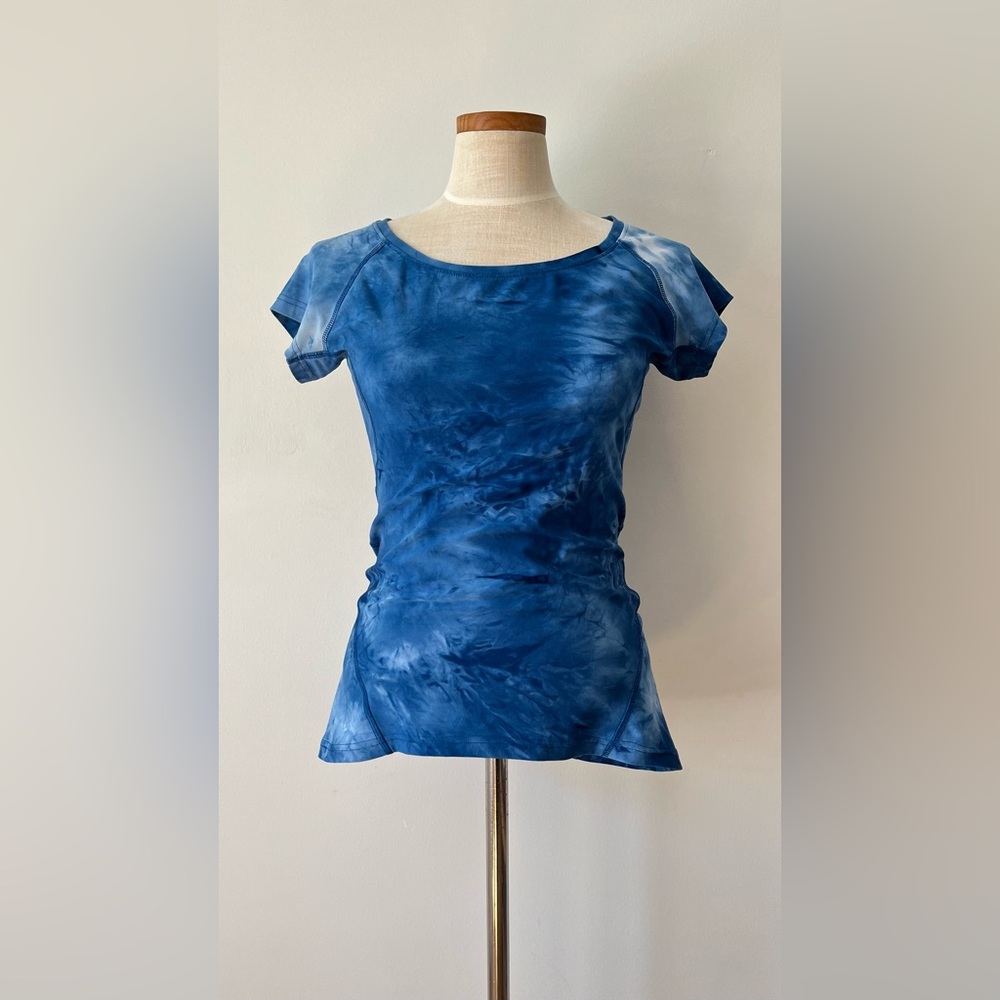 VOGO Athletica Blue Tie Dye Fitted Short Sleeve Athletic Top Size M